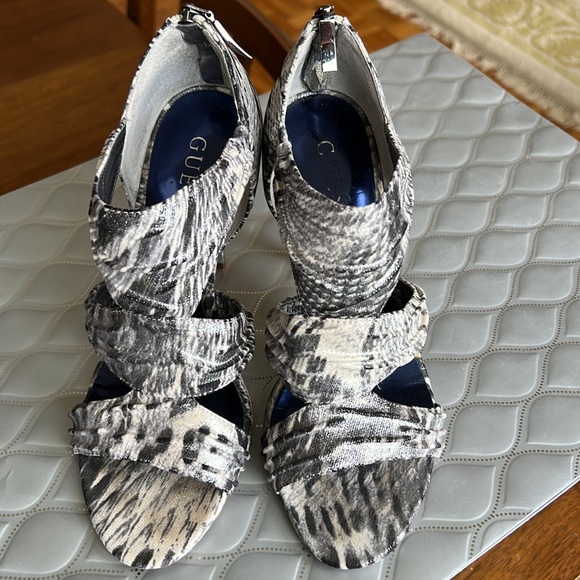 💕Guess Grey/Wht Faux Snakeskin Embossed Metallic Heels 7.5 EUC💕 - Picture 2 of 10